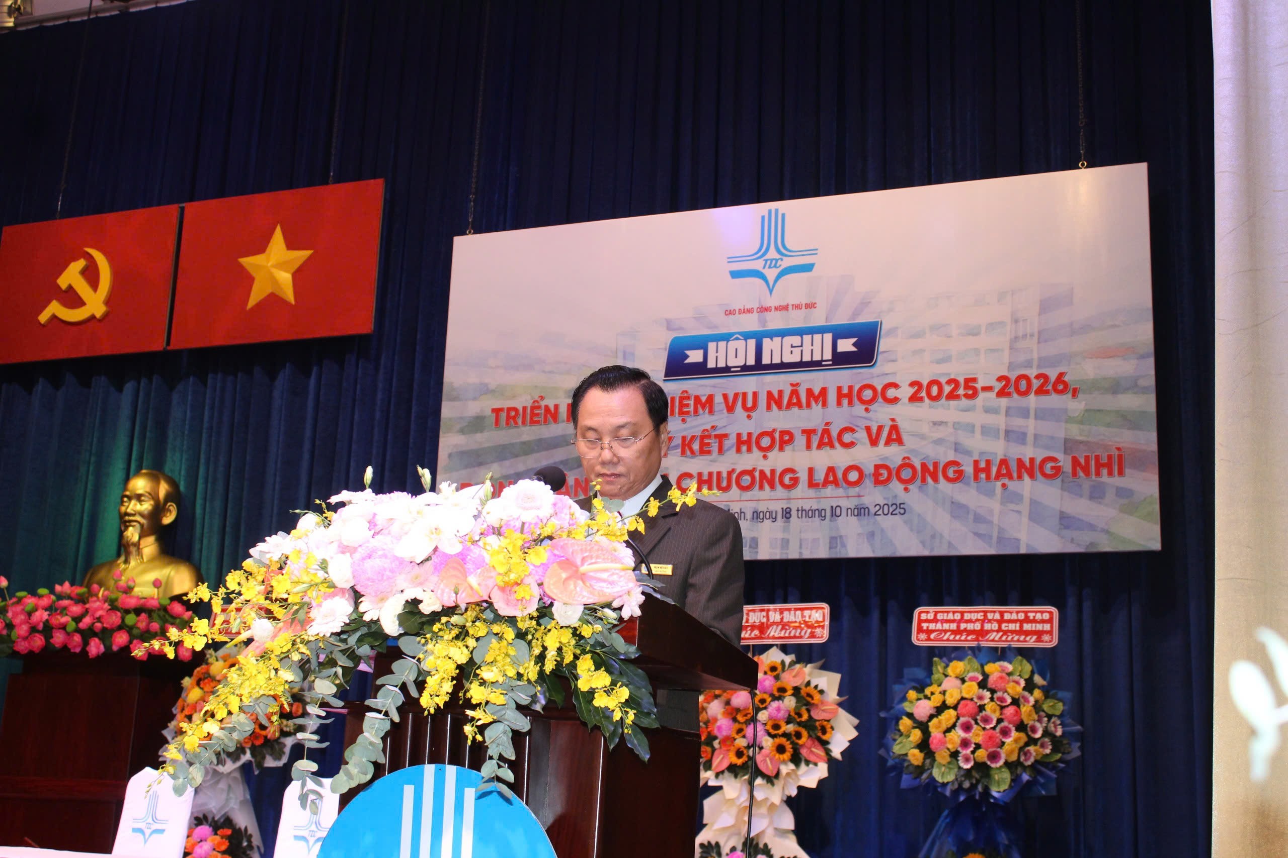 Trao tặng Huân chương Lao động Hạng Nhì cho Hiệu trưởng Trường Cao đẳng Công nghệ Thủ Đức